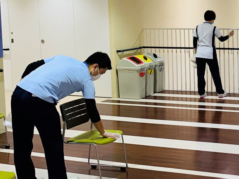 椅子や手すりなど、よく触れられる部分は定期的に消毒を実施しています。
